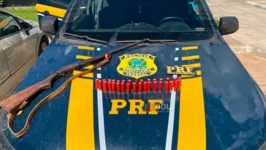 Espingardas e munições apreendidas pela PRF