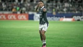 Atacante Pedro Vitor comemora gol que garantiu a vitória do Leão.