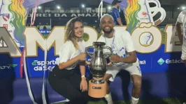Castro ao lado da esposa com a taça de campeão do Campeonato Paraense 2023 com o Águia de Marabá