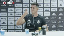 Barbieri sai de coletiva rindo e torcida do Vasco se revolta