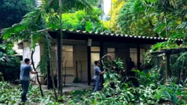 Equipe fazendo reparos nos estragos causados pela forte chuva da última quarta-feira (20)