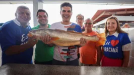 O governador aparece carregando uma Pescada Amarela, na inauguração no município paraense de Maracanã