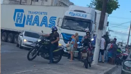 Caminhão teria atingido uma motocicleta na rodovia