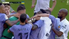 Vini Jr foi expulso nos acréscimos do jogo depois de uma confusão generalizada entre os jogadores de Real Madrid e Valencia.