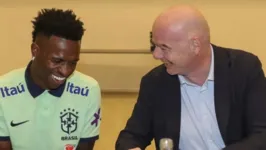 Vinicius Júnior durante conversa com Gianni Infantino, presidente da Fifa, nesta quinta-feira (15).