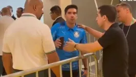 Flagrante do momento em que o repórter Pedro Spinelli, da TV Globo, tenta recuperar o celular tomado pelo técnico do Palmeiras.