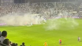 Clássico entre Santos e Corinthians precisou ser encerrado antes do tempo regulamentar por conta do mau comportamento da torcida.