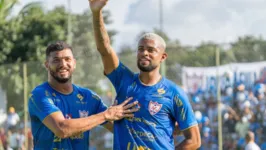 O volante Castro comemora um de seus dois gols com a camisa do Azulão.