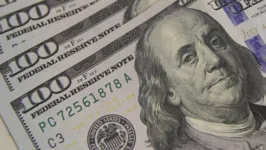 Imagem ilustrativa da notícia Dólar cai para R$ 4,86 após aprovação da reforma tributária