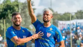 O volante Castro comemora um de seus dois gols com a camisa do Azulão