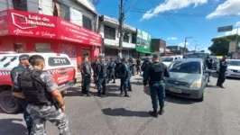 Perseguição ao veículo roubado durante o assalto a um posto de combustíveis encerrou no bairro da Marambaia