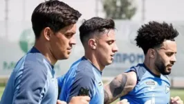 Ex-corintianos: o auxiliar William Oliveira ao lado de Mantuan e Claudinho durante treino físico no Zenit.