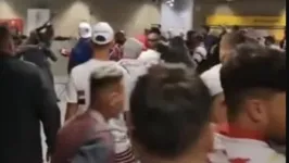 Imagens que circulam nas redes sociais mostram confusão entre torcedores de São Paulo e Vasco na estação Pinheiros, em São Paulo.