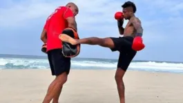 Bruno Henrique durante um treino de muay thai com o mestre Danilo Motoserra