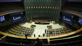 Enquanto deputados utilizavam a tribuna para discursos variados em um plenário esvaziado