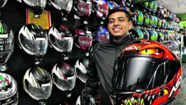Márcio Lucas e Geyse Machado trabalham com vendas de capacetes
