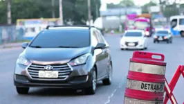Manter distância segura e respeitar a sinalização da via são importantes para a direção segura