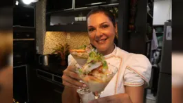Chef de cozinha Cássia Faria ensina a fazer um saboroso ceviche de camarão.