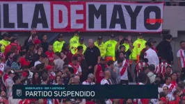 A partida entre River Plate e Defensa Y Justicia foi suspensa aos 25 minutos da primeira etapa, após constatada a morte do torcedor.