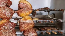 O corte da carne pode influenciar no sabor do churrasco