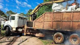 Caminhão guincho encostou na rede elétrica