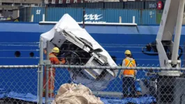 Parte da estrutura do submarino Titan chegam a porto no Canadá.