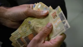 Valores do abono salarial serão depositados já nesta segunda-feira (17) para os trabalhadores nascidos em novembro ou em dezembro