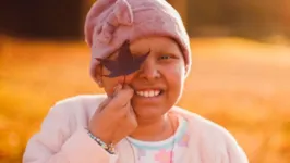 Flávia Ferreira, de apenas 8 anos,  foi diagnosticada com Carcinoma Adrenal, um dos cânceres infantis mais raros e considerado de difícil identificação.