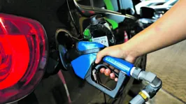 Em junho passado houve a redução de 5,30% no preço do litro da gasolina nas refinarias, o que refletiu nos valores cobrados em postos.