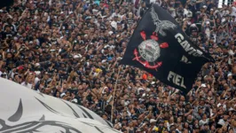 Com gritos de guerra ameaçadores, torcedores de organizadas cobraram jogadores e diretoria do Corinthians.