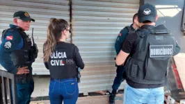 Policiais civis e militares no local do crime