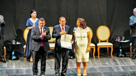 Jader Barbalho recebendo homenagem na comemoração dos 30 anos