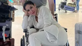 Maíra Cardi deixou seus fãs e seguidores intrigados ao surgir de cadeira de rodas.