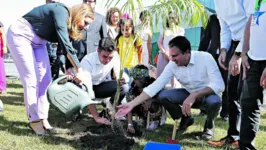 O governador Helder Barbalho e o ministro da Educação, Camilo Santana, plantaram árvores no entorno do Hangar e assinaram protocolos para a retomada de obras em escolas no Estado