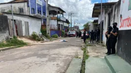 Moradores se assustaram com os disparos na manhã deste domingo (18) e encontraram o corpo no meio da rua