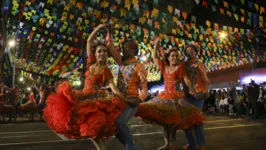 Essas canções, cheias de ritmo e alegria, embalam as festividades e trazem à tona a rica cultura popular brasileira.