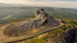 Maior estátua de pássaro do mundo viraliza nas redes sociais