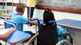 Entre as pessoas sem deficiência, o percentual de pessoas que concluem a educação básica é de 57,3%.
