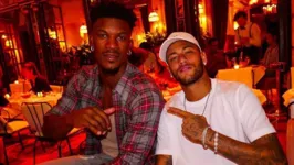 O astro da NBA, Jimmy Butler, ao lado do amigo Neymar, de quem o norte-americano se diz fã no futebol.