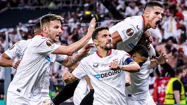 Jogadores vibram com o título do Sevilla, o sétimo na Liga Europa