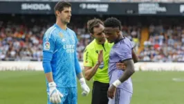 Ábitro conversa com Vinicius Júnior após ofensas racistas da torcida do Valencia.