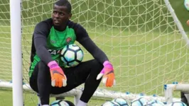 Goleiro Caíque foi chamado de "luva preta"