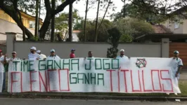 Membros de torcida organizada do Palmeiras realizaram protesto em frente à sede da Crefisa, em São Paulo