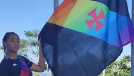 Yasmin Guimarães, que hasteou bandeira LGBTQIA+ na sede náutica do Vasco, é atleta de remo