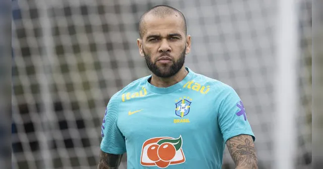 Imagem ilustrativa da notícia Daniel Alves deu 5 versões para explicar sêmen no banheiro