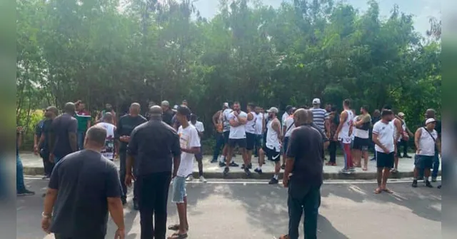 Imagem ilustrativa da notícia Vídeo: Fim do amor? Torcedores protestam no CT do Fluminense