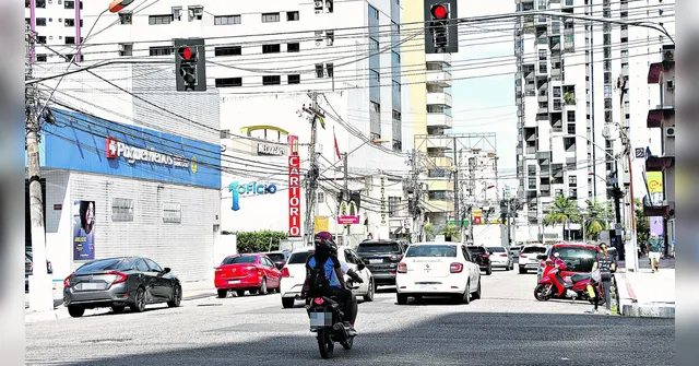 Imagem ilustrativa da notícia Avanço de sinal: DIÁRIO flagra infração mais comum em Belém