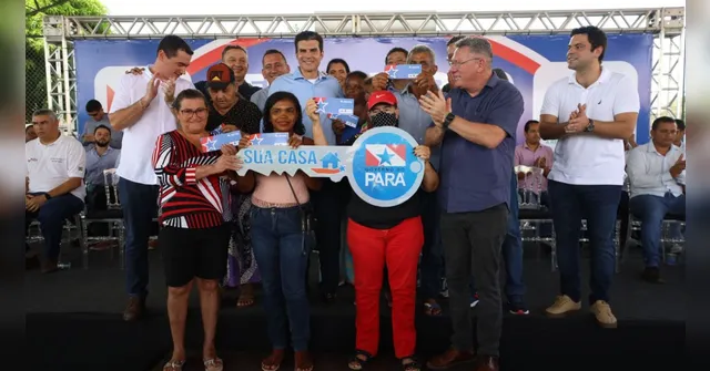 Imagem ilustrativa da notícia Helder entrega cheques para construções de casas em Colares