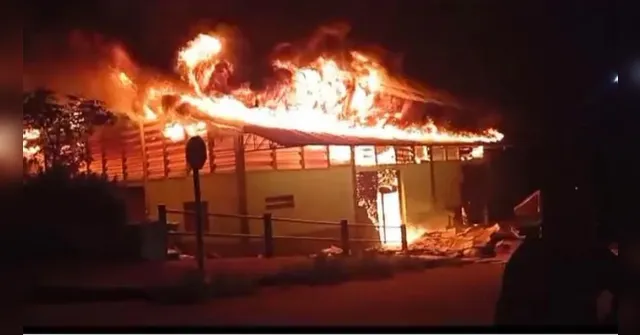 Imagem ilustrativa da notícia Vídeo: Incêndio atinge antiga feira da granja em Oriximiná