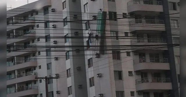 Imagem ilustrativa da notícia Vídeo: andaime cai e trabalhadores ficam pendurados